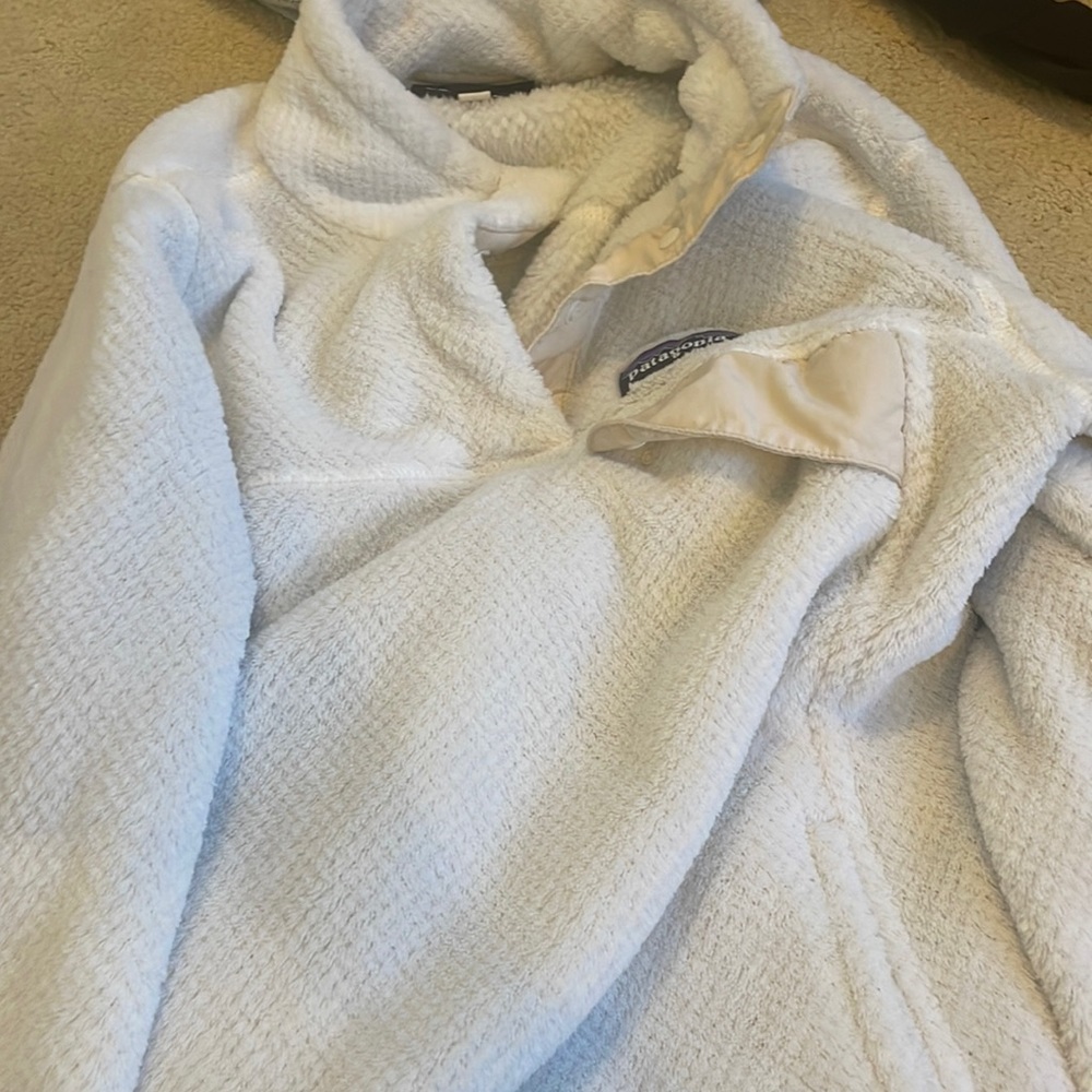 Super cute new white and gold Patagonia